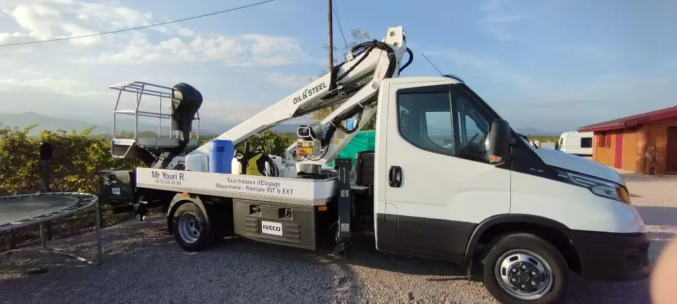 Véhicule professionnel nacelle élévatrice pour couverture Colmar