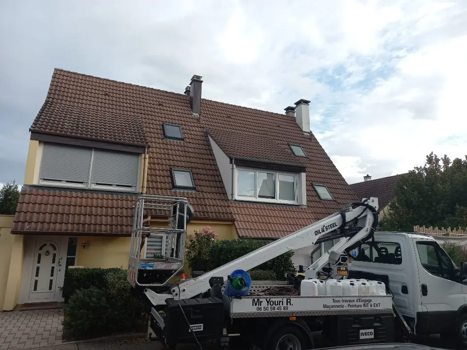 Couvreur Colmar intervention toiture tuiles avec nacelle professionnelle