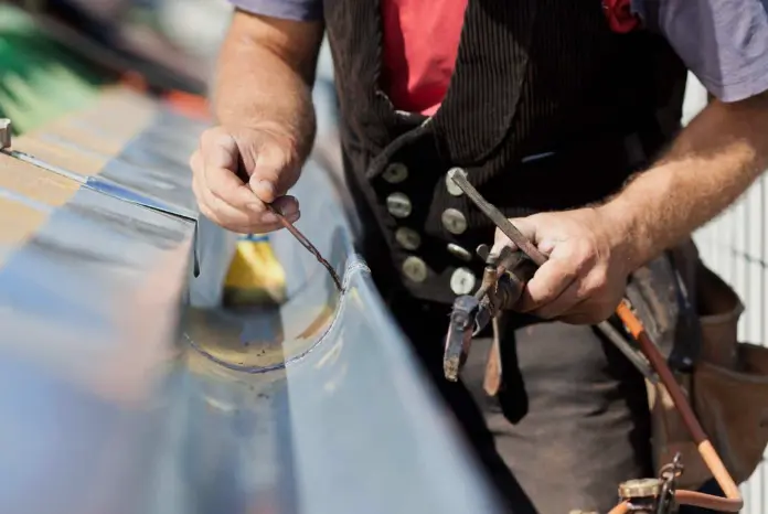 Installation de gouttières en zinc naturel sur une maison traditionnelle alsacienne à Colmar