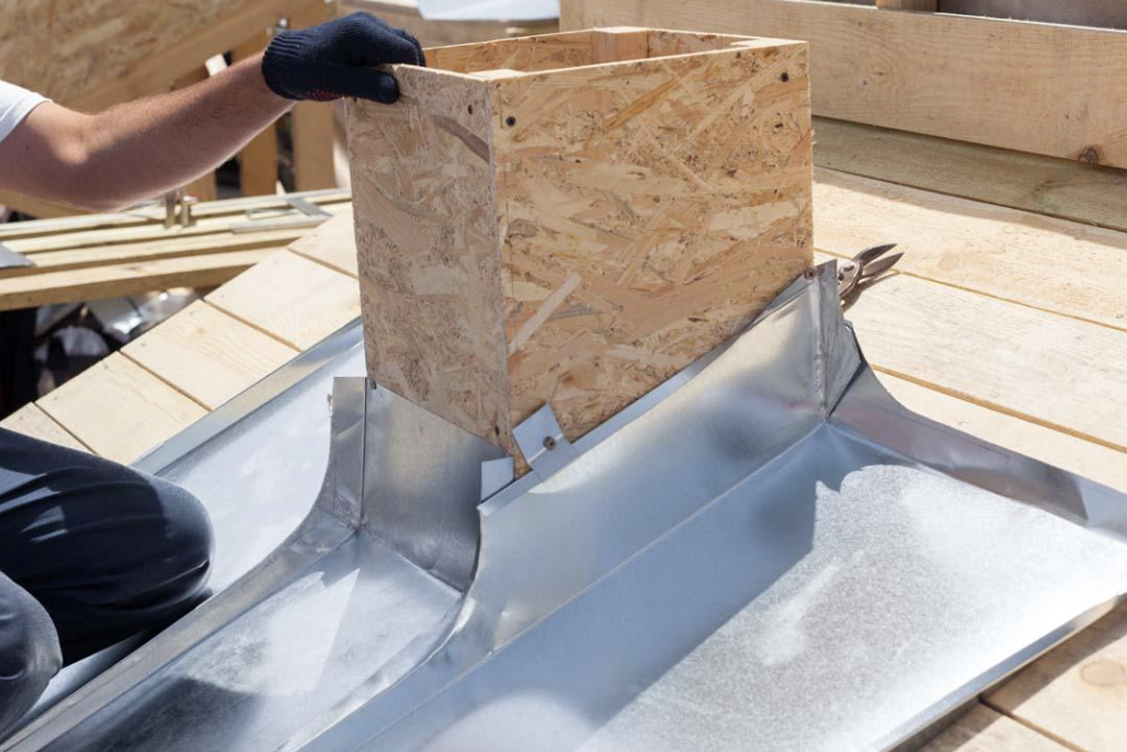 Zingueur professionnel réalisant l'habillage d'une cheminée en zinc à Colmar