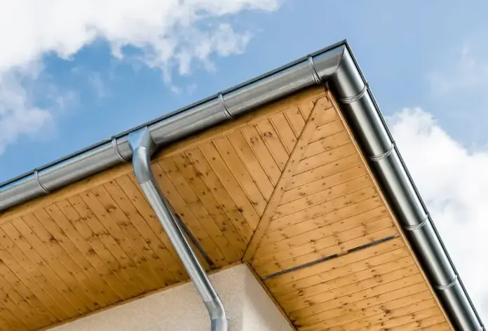 Installation de gouttières en zinc sur un bâtiment traditionnel à Colmar