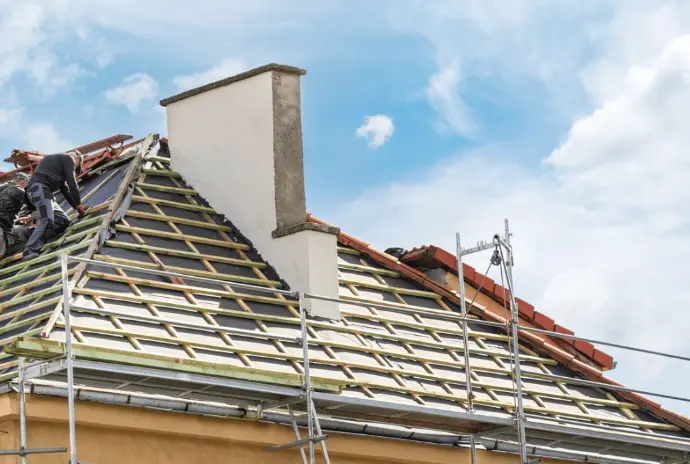 "Couvreur Youri Multiservices posant de nouvelles tuiles mécaniques sur un pavillon à Colmar