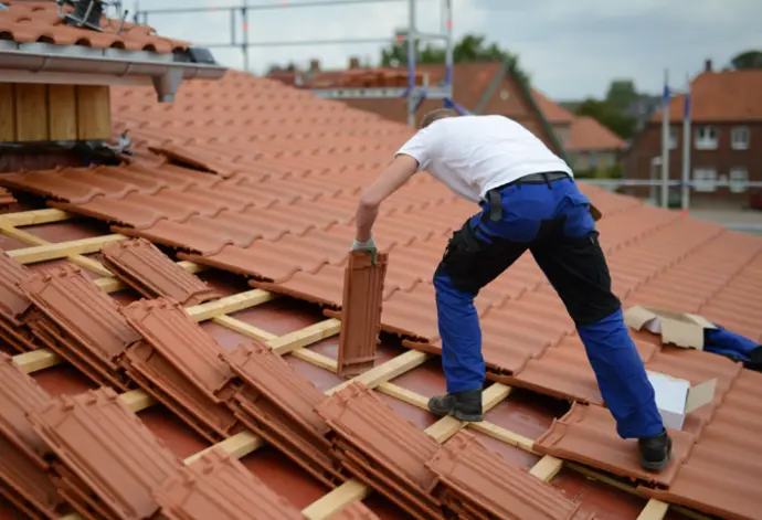 Rénovation de toiture avec remplacement partiel de tuiles sur une maison de Colmar