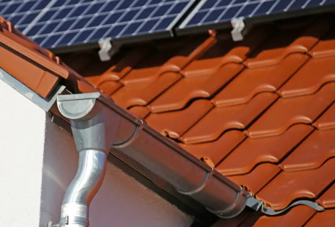 Zingueur Youri Multiservices installant descentes eaux Colmar